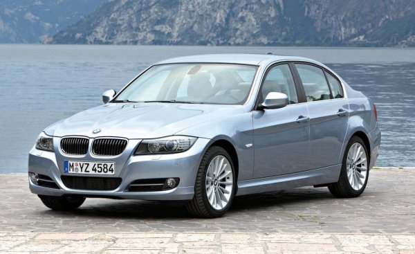 На годишна база: -20% спад
Казаното за 5 Series важи в още по-голяма степен за "тройката". Но тук и SUV аналогът - Х3 - също отчита двуцифрен спад на годишна база. 
