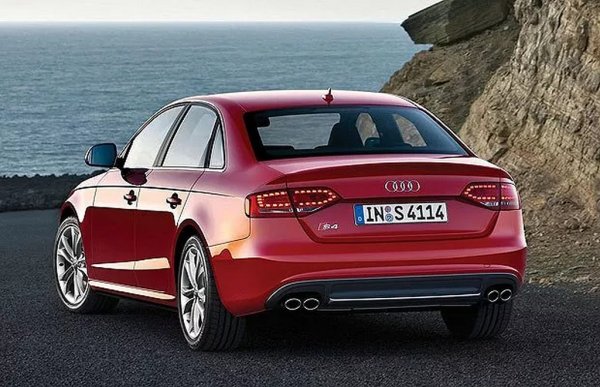 На годишна база: -13% спад
Въпреки значителното свиване на интереса към модела, А4 всъщност се изкачва една позиция нагоре в класацията, изпреварвайки BMW 3 Series. И тук в общата бройка са включени всички варианти на модела, включително спортните S4 и RS4. 
