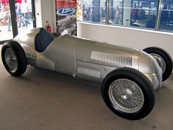 W125 - Сребърната стрела на Mercedes