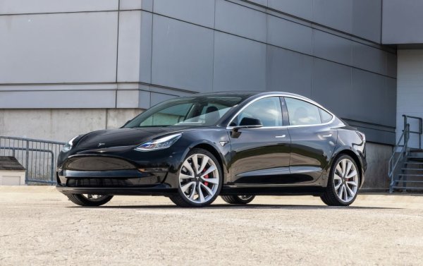 Лансирана в Европа още в началото на 2019, тази кола вече е сериозен фактор на вторичния пазар, а злополучните политически изяви на Мъск в началото на тази година подтикнаха немалко собственици да се отърват от своите бройки. Резултатът се вижда ясно в България: 36 регистрирани нови автомобила Model 3 срещу цели 563 втора ръка. 

