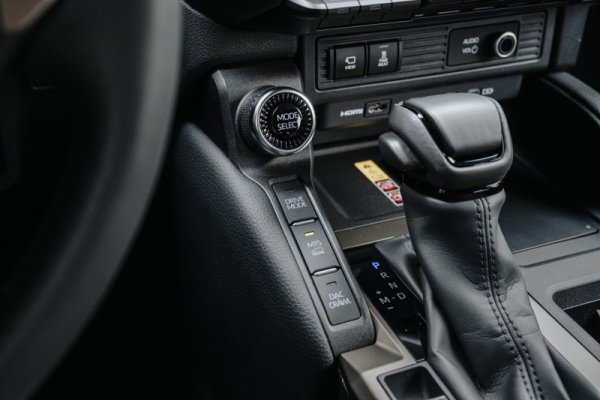 Официалната цена на Toyota за Украйна е 2.434 млн. гривни, или близо 56 500 евро. Разликата с България е колкото цената на добре оборудвана нова Corolla. Освен това в Украйна се предлага и бензиновата версия на LC250. Не сме сигурни до каква степен стартовото оборудване е еднакво с това в ЕС. 
