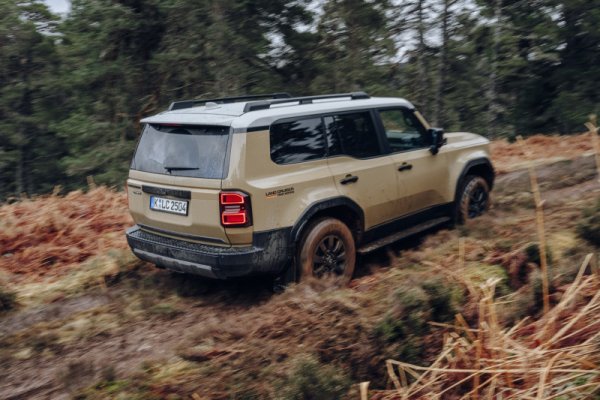 Когато обърнахме цената от 9.75 млн. лири в евро, отначало решихме, че нещо сме объркали. Но всъщност грешка няма: след въведените допълнителни такси за регистрация и за разход, покупката на вносен автомобил в югоизточната ни съседка е непосилна за повечето хора. Иначе ДДС е в същия размер като в България. Най-обикновен, базов Yaris струва 38 600 евро на турския пазар - почти двойно повече, отколкото у нас. 
