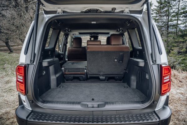 Близкият изток е един от най-големите пазари за Land Crusier, макар че там повече се търси пълноценната LC300 версия. В Обединените арабски емирства LC250 започва от 52 335 евро, но не за четирицилиндровия дизел, а за 2.4 турбобензин с 267 коня мощност. 
