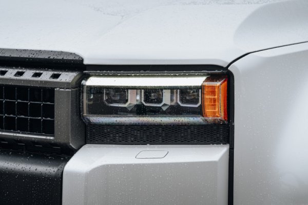 Стартовата цена на LC250 в провинция Квебек е 73 147 канадски долара - или малко над 48,000 евро. В замяна получавате базовото ниво с хибридна система и 2.4-литров бензинов двигател. Мощността е 326 конски сили. 
