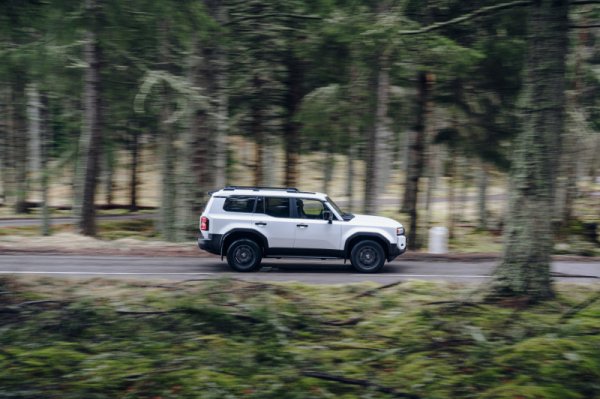 В родината си Land Cruiser логично е по-достъпен. LC250 с дизеловия двигател е 7.35 милиона йени - или около 47,000 евро. Тук е мястото да отбележим, че предназначеният за износ LC250 Prado се прави в Япония - в заводите в Тахара и в Хамура. Има и сглобка в Ченду, в Китай, но тя е само за местния пазар. 

