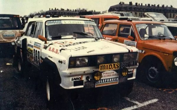 Най-бързата "жигула" в историята обаче все пак е рожба на капитализма. През 80-те френската компания Poch доработва "Нива" и "Самара" за участие в големи офроуд състезания, включително и Париж-Дакар, където една от нейните машини влиза в тройката. Освен това обаче Poch преработва и една 2105 (2105 Proto Coluche), която участва в Дакар между 1983 и 1987. Разбира се, между тази машина и съветския оригинал няма много прилики - двигателят е 2.7-литров V6, съвместна разработка на Renault, Volvo и Peugeot, с около 300 коня максимална мощност. Автомобилът е със система за задвижване на четирите колела, взета от "Нива". 
