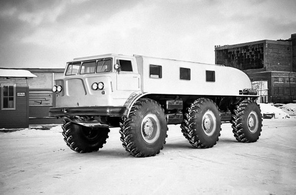 Гигантът показал великолепни резултати по време на изпитания в първите месеци на 1965 година, когато подпомагал дейностите по строежите на газопроводи в Тюмен в доста тежки условия. И как не, с клирънса си от над 80 сантиметра и ход на окачването от 24 см.

За съжаление изключителната машина не станала серийна поради сложната трансмисия и пускането в експлоатация на верижния транспортьор ГТ-Т. Добрата новина обаче е, че единственият построен екземпляр е оцелял и не е потънал във вечността.