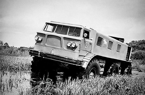 Шестдесетте години на миналия век били тежки за ЗИЛ, но въпреки това инженерите на компанията не спирали със смелите проекти. Такъв е и Э167 (Э от експериментален), чиято разработка започва през 1962 година. 

В основата на ЗИЛ-Э167 била усилената рамна конструкция от модела 135Л с предна и задна управляема ос на торсионно окачване, докато средният мост бил оставен без окачване. Джантите от фибростъкло, тежащи 2,5 пъти по-малко от традиционните стоманени, са само едно от необичайните решения. Единствените метални части на конструкцията били дистанционният пръстен и дискът за монтиране към главината.
