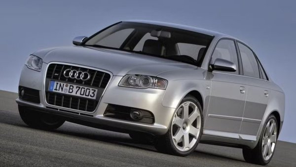 Когато Audi представи поколението B6 на Audi S4, неговото задвижване не беше същото като това, което задвижваше предшественика му. Вместо 2,7-литровия V6 с двойно турбокомпресор, който се използваше преди, беше представен нов 4,2-литров атмосферен V8 двигател, предлагащ 340 к.с. и позволяващ ускорение от 0 до 100 км/ч за 5,6 секунди. Това е изцяло алуминиев 40-клапанов V8 двигател, който използва верижен двоен горен разпределителен вал.