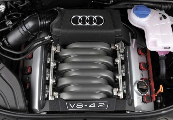 Суперколата с този двигател от Audi, беше първото поколение Spyker C8. При него обаче моторът има pначително повече мощност – 400 к.с., което позволява и по-бързо ускорение до 100 км/ч от място 4,5 секунди. При някои от версиите на Spyker C8 моторът получава два турбокомпресора, като мощността вече скача над 620 к.с.