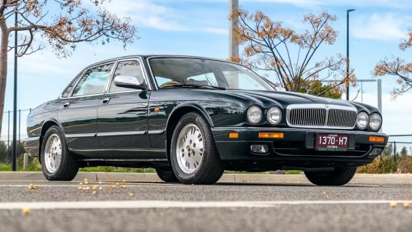 Луксозният седан Daimler Double Six, изграден на на базата на фокусирания върху производителността Jaguar XJR, се задвижва от мощния 6,0-литров атмосферен V12 двигател на Jaguar. Той е представен в началото на 1990-те години на миналия век, съчетан е с четиристепенна автоматична скоростна кутия и  отличава от брата си с марката Jaguar чрез елементите на каросерията, като правоъгълни фарове. 6.0-литровият V12 двигател на Jaguar ще бъде използван за задвижване на забравения суперавтомобил на Jaguar от 90-те години на миналия век - XJR-15, който включва каросерия от въглеродни влакна, проектирана от същия човек, който е съпроектирал McLaren F1.