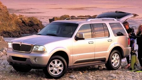 Lincoln Aviator и Koenigsegg CC8S използват модулния V8 двигател на Ford, но са напълно различни. Първият разчита на актуализирана версия на 4,6-литровия атмосферен V8 двигател на Ford, който се отличаваше със своите клапани - четири вместо два като на Ford Modular V8, използван във Ford Crown Victoria. Този двигател е използван и в други модели на Ford, включително Ford Mustang Mach 1, а също и в авто;обили от други производители, като Mercury Marauder.