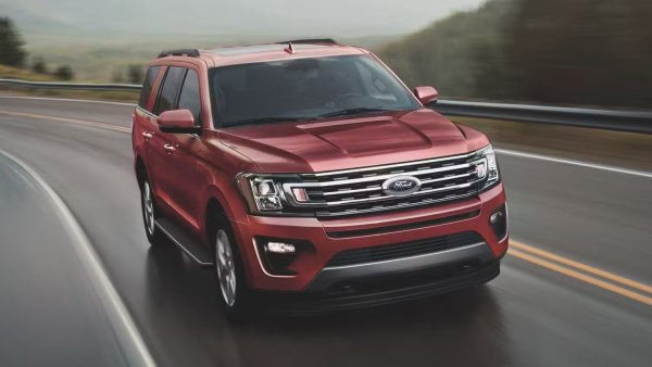 Ford Expedition използва набор от двигатели, вариращи от големи V8 двигатели до EcoBoost V6 на Ford. В четвъртото си поколение Ford Expedition се задвижва от второто поколение EcoBoost V6 на Ford, което е въведено от второто поколение Ford GT и година по-късно ще намери своя път във Ford Expedition.