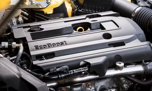 Въпреки че Ford Expedition и второто поколение Ford GT използват един и същ двигател EcoBoost, базовият вариант на всъдехода развива 380 к.с., докато при суперколата мощността е 650 к.с. Тази разлика е резултат от това, че Ford GT има по-големи турбокомпресори, заедно с хардуер на двигателя като ревизирани цилиндрови глави, двойна горивна система, специални разпределителни валове и маслена система със сух картер.