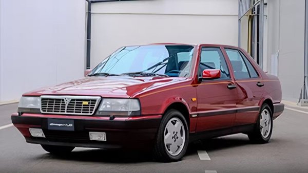 Lancia Thema 8.32 е уникален автомобил. Той е създаден като по-фокусирана върху производителността версия на седана Thema. И вместо няколко редови четирицилиндрови двигатели и един V6, предлагани в останалата част от гамата, Lancia Thema 8.32 използва Ferrari V8, който развива 212 к.с.