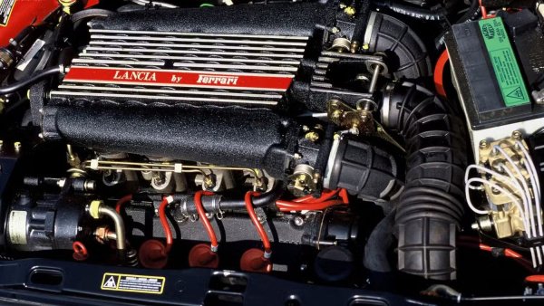 Разбира се, седаните с V8 не са необичайни, но това, което отличава този седан, е фактът, че мощността му е насочена към предните колела, а не към задните, което го прави един от малкото автомобили с предно предаване, задвижвани от V8 двигател. V8 двигателят е използван и от Ferrari 308 GTB Quattrovalvole, който е въведен, за да се съобрази с новите закони за борба със замърсяването и да улесни прехода на Ferrari от карбуратори към впръскване на гориво.