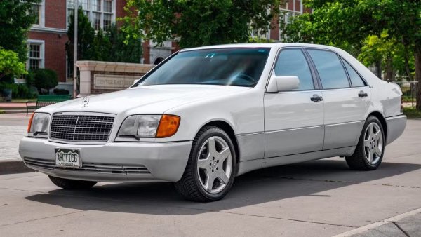 Мощните двигатели не са необичайна гледка в гамата S-класа на Mercedes-Benz, като един от по-ранните варианти на Mercedes-Benz S-Class споделя мотор с един от най-търсените суперавтомобили в света. S-класата, за която говорим, е моделът S600, който e част от поколението W140 S-Class. Тя използва M120 - 6.0-литров атмосферен V12 двигател на Mercedes-Benz, който в най-мощния модел - W140 S600, предлага повече от 400 к.с.