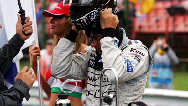 На стартовата решетка преди Гран при на Бразилия през 2006 г. се състоя събитие за първото отказване на Михаел Шумахер от спорта (той направи това след състезанието, в което завърши на 19-о място, и се завърна на пистата през 2010 година в Mercedes), като повечето пилоти стигнаха до мястото за този исторически момент. Сред тях обаче не бе Кими Райконен. В предаването на живо водещият на ITV Мартин Брандъл попита мълчаливия финландец защо е пропуснал церемонията. Кими отговори, че е отишъл да дриска. Смешно, но не и най-доброто нещо, което едно семейство може да чуе докато седи и хапва пред телевизора.