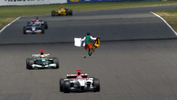 По време на Гран при на Великобритания през 2003 г. протестиращият Нийл Хоран, облечен в нещо, което може да се опише само като танцово облекло на елфите, по някакъв начин изскочи на пистата и се спусна надолу по правата, като започна да размахва някаква дъска на болидите, които профучаваха край него с близо 320 км/ч. За щастие, никой не пострада и католическият свещеник Хоран (по-късно отлъчен от църквата през 2005 г.) бе съборен на земята от маршал и пратен в затвора. Това обаче не бе последното, което чухме за Хоран - на Олимпийските игри в Атина през 2004 година той дръпна маратонец, който се бе устремил към победата, а на шоуто "Британия търси талант" през 2009 година стигна втория кръг благодарение на невероятно изпълнение на ирландски танц. Нямаме думи.