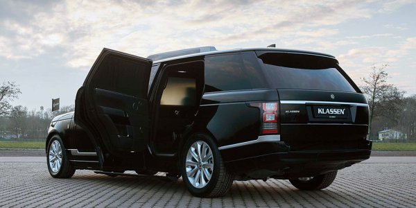 В салона има 4 отделни седалки (без тази за шофьора и пътника до него), като клиентът може да избере само две с голямо място за поставяне на краката. Степента на балистична защита на всъдехода отговаря на международния стандарт VR8. Това означава, че автомобилът може да издържи на атака с автоматично оръжие калибър 7,62 на дистанция 10 метря. Освен това, Range Rover е оборудван с гуми Pirelli, които позволяват на машината да измине още 80 км дори с тежки повреди. Стойността на бронираната кола на Klassen в зависимост от оборудването варира от 750 000 до 1,2 млн евро.