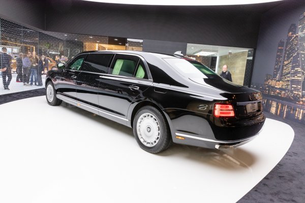 Лимузината се задвижва от хибриден силов агрегат на базата на 4,4-литров бензинов V8 с турбо, който работи с компактен електромотор и 9-степенна автоматична скоростна кутия. Сумарната мощност на системата е 600 к.с. Засега тези машини са на разположение на управляващите Русия, а частните клиенти ще трябва да чакат поне 2 години.