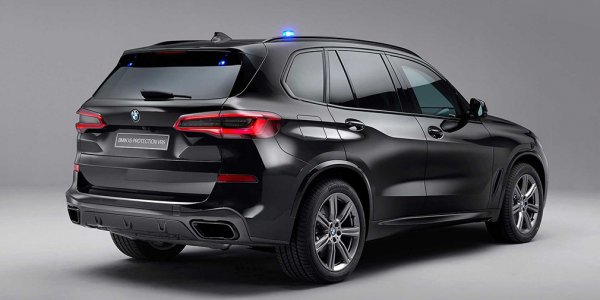 Усилен е и покривът, който може да защити пасажерите от атака от дрон с 200-грамов заряд С4. Кросоувърът е получили специални 30-милиметрови стъкла, които издържат на атака с хладно оръжие от всякакъв тип. Освен това, колана има усилени гуми, допълнителна защита на резервоара и система за връзка. Задвижването на BMW X5 VR6 Protection става с 4,4-литров V8 с две турбини, развиващ 530 к.с. и 750 Нм. Ускорението от 0 до 100 км/ч отнема 5,9 секунди, а максималната скорост е 210 км/ч.