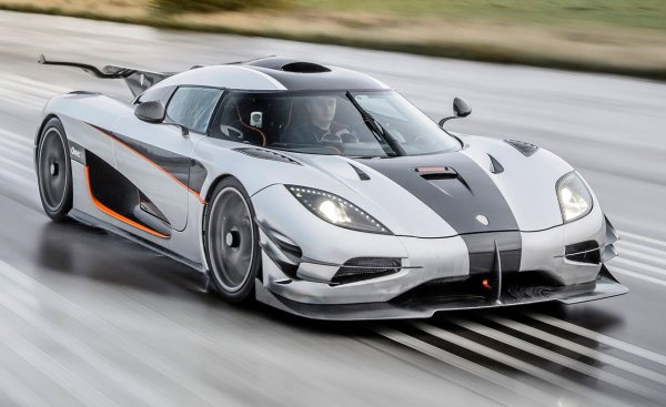 Koenigsegg твърди, че One:1 е специален, защото се предполага, че е постигнал нещо, което досега се е смятало за невъзможно при шосейните спортни автомобили - съотношение конски сили към килограм 1:1. Вариантът Agera R включва 5,0-литров V8 с двойно турбо, произвеждащ 1360 к.с., достатъчно, за да изстреля превозното средство с тегло 1360 килограма до 100 км/ч за 2,5 секунди.
