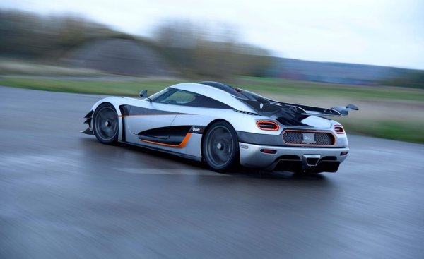 Аеродинамичните лопатки и гигантското крило са проектирани да предотвратят излитането на One:1, докато се изстрелва до максимална скорост от 440 км/ч. Koenigsegg е направил седем екземпляра, включително фабричен прототип. Съобщава се, че купуването на такъв е оставило дупка в размер на 2,85 млн долара в банковата сметка на собственика. Стойността на редкия One:1 направо експлодира &ndash; една бройка беше пусната в продажба през 2019 г. за 7,2 млн долара.

