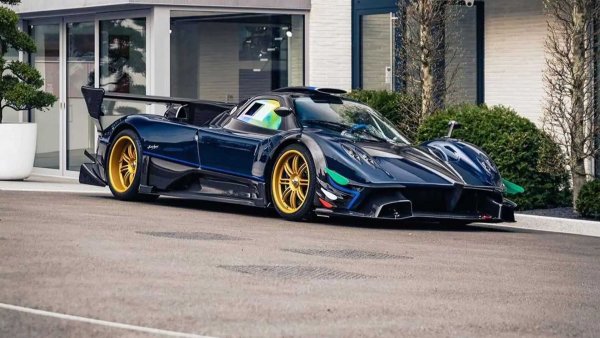 Zonda Revolucion е вариант на базираната на писта Zonda R. Подобно на &bdquo;братчето&ldquo; Zonda R, и Revolucion разчита на 6,0-литров V12 с мощност 800 к.с., който осигурява ускорение от 0 до 100 км/ч за 2,7 секунди и максимална скорост от 346 км/ч. 
