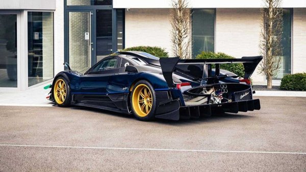 Pagani произведе само 5 бройки от модела, като една от тях беше закупена от компанията TopCar Design, която поиска колата да бъде модифицирана, за да стане практична за ежедневна употреба. Така този автомобил се сдоби с малко по-тих двигател и по-удобни седалки. Цената на модела е 4,5 млн долара.
