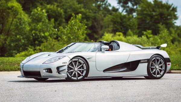Koenigsegg построи Trevita, вариант CCXR, използвайки уникален композит от въглеродни влакна, който превърна колата в сребристо-бяла вместо черна. Производителят твърди, че екстериорът блести под слънчевата светлина, сякаш в тялото има вградени диаманти. 
