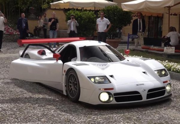 Nissan построи R390 GT1, за да се състезава в &bdquo; 24 часа на Льо Ман". Дебютът на автомобила през 1997 г. не беше успешен, но година по-късно той завърши трети след две Porsche 911. Промените в регламента принудиха Nissan да се откаже от проекта, като японците обявиха, че ще пуснат шосейна версия на автомобила. 
