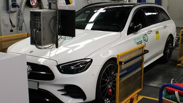 Разглеждайки другите автомобили, анализирани от организацията, Mercedes E-Class 300 d 4Matic постави малък рекорд. С резултат 9,3 от 10 той достигна нов връх в оценката на индекса за чист въздух - това е моделът с най-малко замърсяващ двигател с вътрешно горене, тестван някога от Green NCAP. 

Автомобилът използва наистина ефективно задвижване, което може да разчита и на приноса на 48-волтова &bdquo;мека хибридна система, но по-ниската му оценка се дължи на големите размери и тегло.