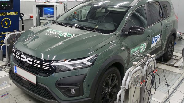 Най-новият модел на румънския производител е оборудван с хибридна задвижваща система, която е много ефективна за намаляване както на разхода на гориво, така и на вредните емисии. Това в крайна сметка му донесе резултат от 51%.