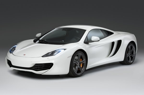 Суперавтомобилът McLaren 720S има репутацията на опасен противник, най-вече заради 4,0-литровия V8 M840T с два турбокомпресора. Двигателят е разработен съвместно с британската инженерна компания Ricardo и е еволюцията на M838T (3,8 литра) от McLaren 12C (2011-2014). Въпросът е откъде е дошъл последният. Отговорът на това със сигурност ще ви изненада.
