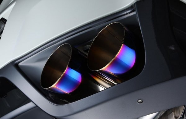 Изпускателната система на GT-R е подменена с титаниева от Amuse.