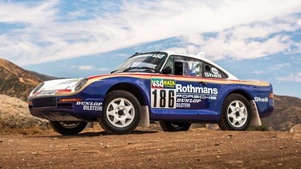 В състезателната история на германския бранд не може да не споменем и ралитата. Добър пример за това е Porsche 959 París-Dakar от 1985 г., който се продаде за 5,34 милиона евро. Този модел от група Б, трансформиран да лети през пустинята, е един от седемте официално разработени екземпляра и един от двата, които са в частни колекции, с митичната ливрея на Rothmans.