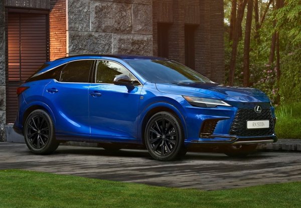 Откриващ топ 5 на най-надеждните кросоувъри за 2025 е Lexus RX с plug-in хибридна задвижваща система. Още в базова конфигурация, този SUV на премиум марката на Toyota разполага с пълен комплект системи за подпомагане на водача, както и мултимедийна система с сензорен дисплей и безжична поддръжка на Apple CarPlay.