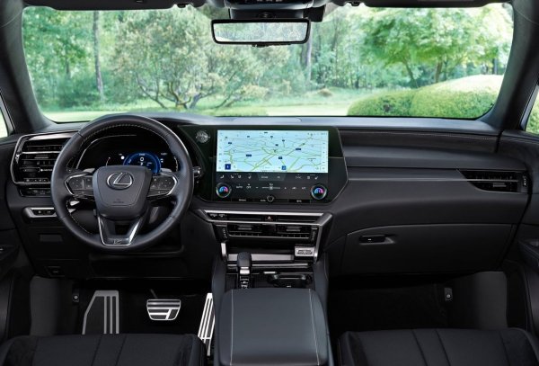 Високата надеждност на RX PHEV идва с нисък разход на гориво &ndash; 3 литра на 100 км, и с 56 км пробег само на електричество, но това си има цена и тя, напълно логично за Lexus. Топ-версията 450h+ струва поне 73 000 долара.