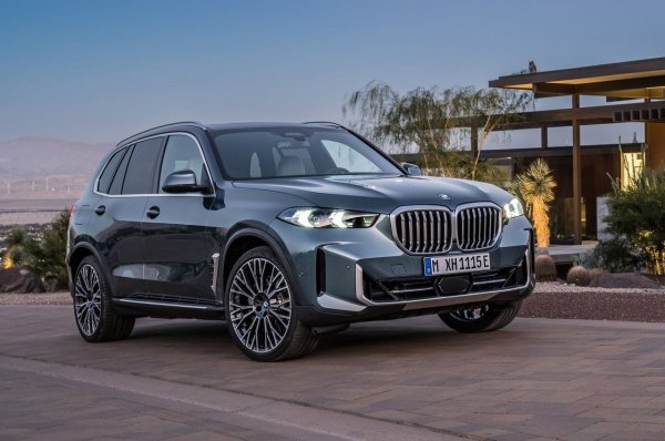 Едно място по-нагоре се намира BMW X5, моделна година 2025, който си е спечелил репутация на един от най-надеждните кросоувъри благодарение отчасти на базовия си редови шестцилиндров двигател B58. Разполага и с пълен комплект модерни системи за активна безопасност и помощ при водача, удобен интериор и много високотехнологични опции.