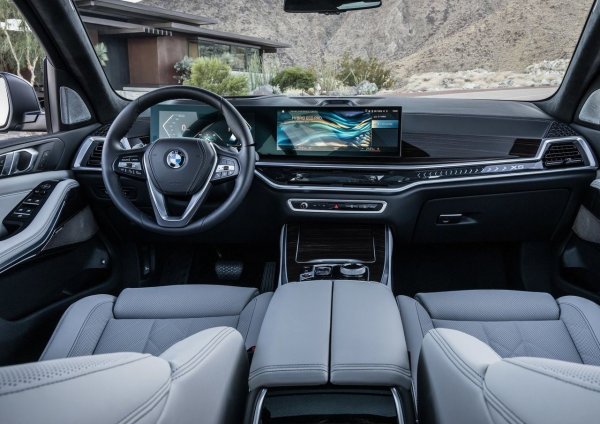 В същото време BMW X5 е с 56% по-вероятно да се нуждае от сериозен ремонт в рамките на 10 години след покупката, което може да разочарова мнозина. Освен това, този кросоувър губи цена малко по-бързо от другите модели на BMW.