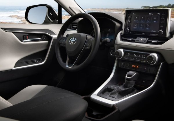 Оборудван е с хибридна система с общ капацитет от 302 к.с., състояща се от 2.5-литров четирицилиндров двигател, два електрически мотора и батерия с капацитет 18.1 kWh. Обхватът на чисто електрическо задвижване е почти 68 км, а с пълен резервоар и напълно заредена батерия може да измине до 960 км.