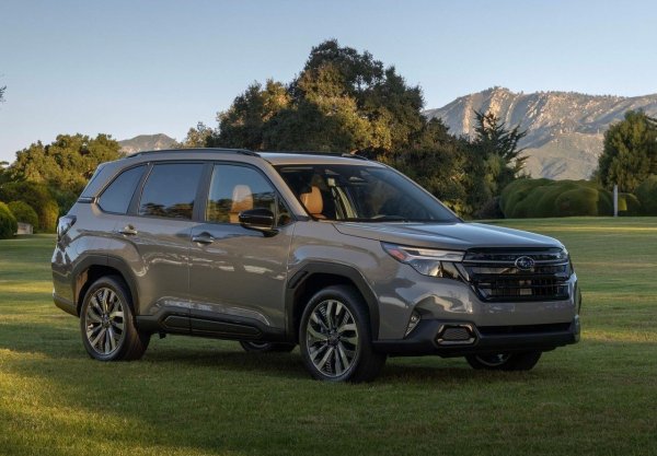 1. Subaru Forester хибрид
Хибридната модификация Subaru Forester зае първо място в класацията на най-надеждните кросоувъри за 2025, изпреварвайки бензиновия си еквивалент в това отношение. Задвижва се от хибриден двигател с мощност 194 к.с., базиран на 2.5-литров двигател, комбиниран с два електрически мотора и CVT. Ускорението от 0 до 100 км/&lsquo; отнема 8,6 секунди, а средният разход на гориво е около 6,7 литра на 100 километра.
