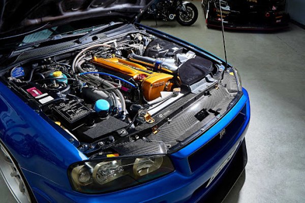 R34 се появи с нов 2,6-литров двигател с мощност 280 конски сили, като според различните легенди това е била горната граница на мощността, уговорена от японските компании с джентълменско споразумение или пък се очаквало това да е горната граница на мощността на състезателните коли в SuperGT шампионата.
Всъщност, моторът на R34 е създаден с огромен потенциал и възможност да понася сериозни натоварвания. В Nissan са били наясно, че R34 ще се развива като състезателна кола и затова голяма част от компонентите, както и двигателят, са много по-здрави и издръжливи от необходимото. Затова и тунинг компаниите с лекота водят 600 конски сили от този двигател, дори 800 с още една турбина.
