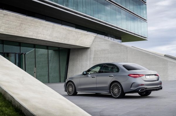 На по-късен етап в гамата на C-Class ще се появят хибридите C 300 e и C 300 de, които се разглеждат от електропреносната мрежа и могат да изминат до 100 км само на ток. И двата варианта получават електромотор с мощност 129 к.с. и 440 Ном, както и батерия с капацитет 25,4 Кот/ч с вградена система за регулиране на температурата. Тя се зарежда за 30 минути при използване на терминал с постоянен ток с мощност 55 кВт.

Хибридните версии получават още в базовото си оборудване пневматично окачване, което се изравнява само при нужда. Те разполагат и със специален модул на акселератора, който по време на движение подава сигнал за стартиране на мотора, ако ъгълът на наклона на педала падне под 9,7 градуса.