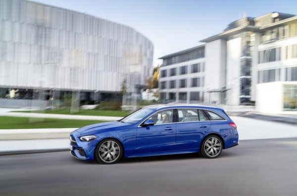 Автоматичната транмисия 9G-Tronic е без алтернатива за новата C-Class, което означава, че механична скоростна кутия няма да се предлага. Трансмисията е оптимизирана, за да работи с 48-волтовите системи, а също така получава и нов блок за управление с многоядрен процесор. Като опция ще се предлага система за задвижване на четирите колела 4Matic, която получава нова раздатъчна кутия и нов преден редуктор, способни да издържат на по-големи натоварвания.