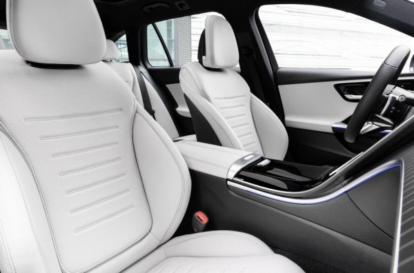 Шофьорът се намира в центъра на цифрова вселена и затова приборният панел и основният дисплей са обърнати към него. Вариантите за обзавеждане на салона са няколко, като при еди от тях се предлага имитация на елементи от алуминий. Напълно нови са подглавниците на седалките, които са закрепени със специален елемент, в който е вграден механизъм за регулиране.