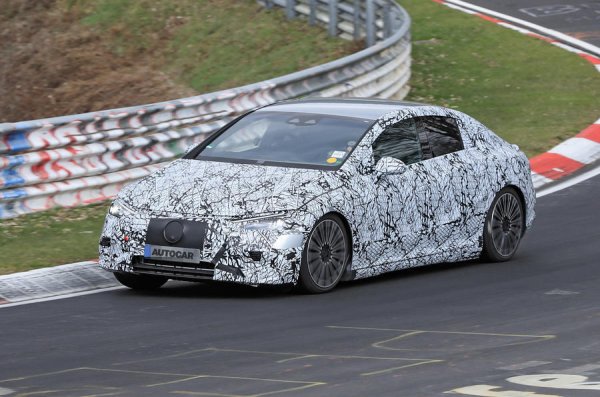 Електрическият се очаква да бъде пуснат в продажба през 2022 година, като на външен вид ще прилича леко на представения EQS, но ще предлажа практичността на E-Class и цена, с която ще се позиционира като пряк съперник на Tesla Model S. Благодарение на алуминиевата си платформа EQE ще има по-голямо въртрешно пространство и ще получи вариант на новия информационно -развлекателен дисплей на марката – Hyperscreen, обхващащ цялата широчина на таблото. Този модел ще бъде в основата на SUV с името EQE, който ще представлява електрически вариант на днешния GLE. 