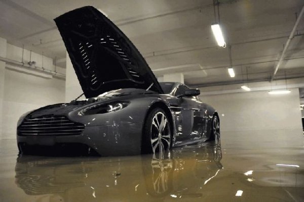 Наводнен паркинг с екзотични коли в Сингапур 