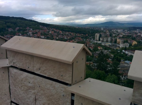 Пернишките шофьори имат легендарна репутация в България (според местна шега буквите ПК значели "петстотин коня"), но всъщност тук вероятността да претърпите катастрофа е сред най-ниските. През 2019 са отчетени 68 тежки инцидента и 14 загинали, при 119 190 души население. На снимката: изглед към града от скандално реставрираната крепост "Кракра Пернишки".
   
Средно жертви на 100 000 души: 11.76
